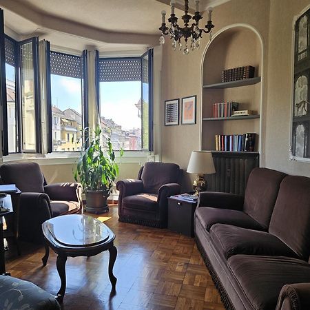 Homegallery - Elegante Appartamento Milanese Milão Exterior foto