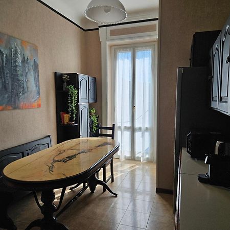 Homegallery - Elegante Appartamento Milanese Milão Exterior foto