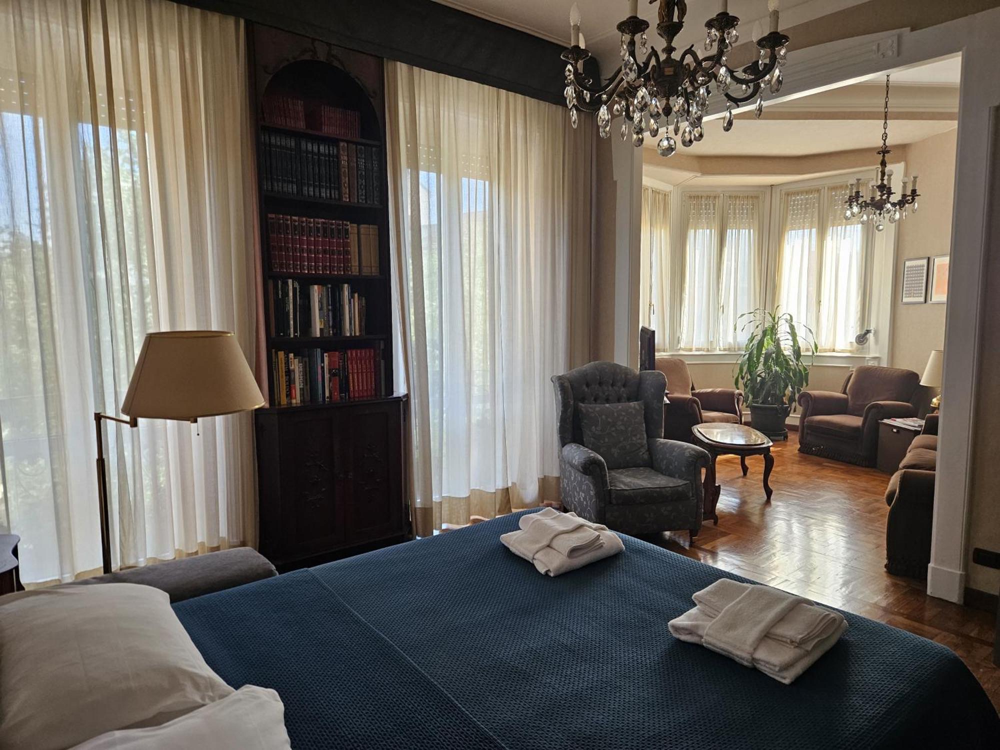 Homegallery - Elegante Appartamento Milanese Milão Exterior foto
